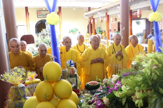 Chư tôn giáo phẩm thắp hương tưởng niệm cố Hòa thượng Thích Thiện Chánh