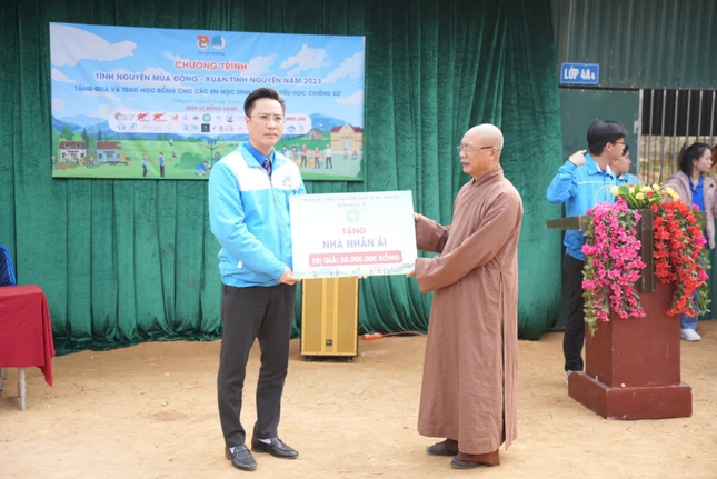 Thượng tọa Thích Tục Khang trao bảng tượng trưng hỗ trợ 50 triệu đồng để xây dựng Nhà nhân ái