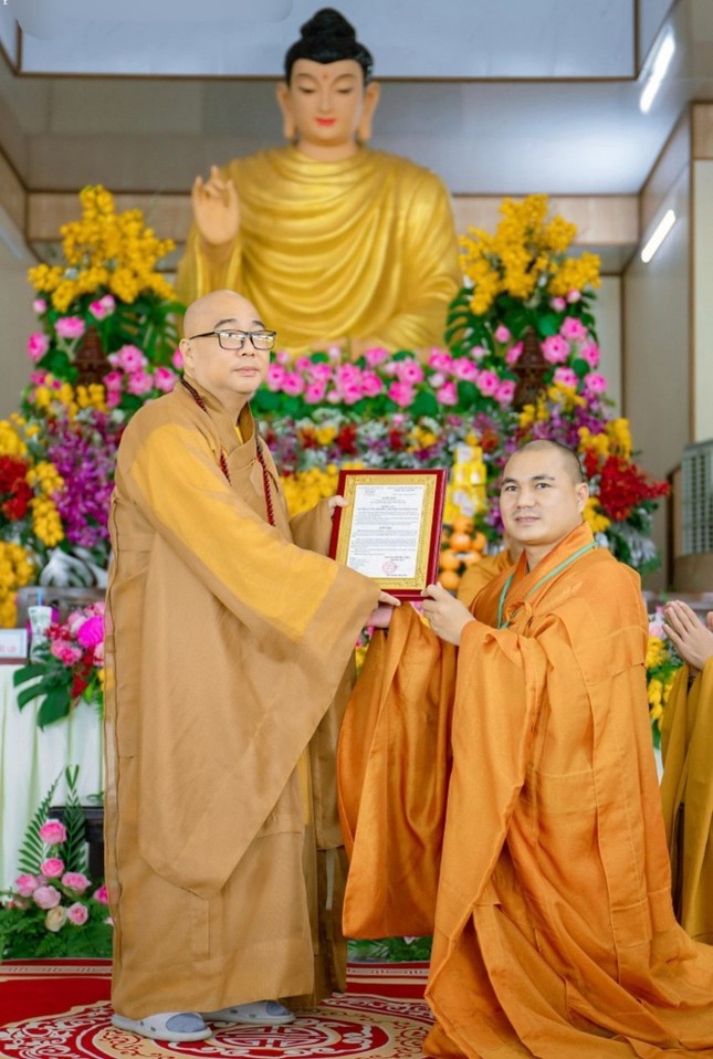 Thượng tọa Thích Phước Lợi trao quyết định bổ nhiệm trụ trì đến Đại đức Thích Nhuận Trí