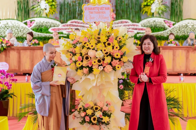 Đại diện lãnh đạo Ủy ban MTTQVN tỉnh Thanh Hóa tặng hoa chúc mừng Đại diện lãnh đạo Ủy ban MTTQVN tỉnh Thanh Hóa tặng hoa chúc mừng