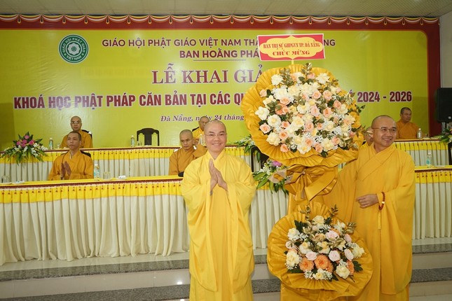 Ban Trị sự GHPGVN TP.Đà Nẵng tặng hoa chúc mừng