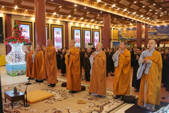 Chư tôn đức, Phật tử đảnh lễ Tam bảo