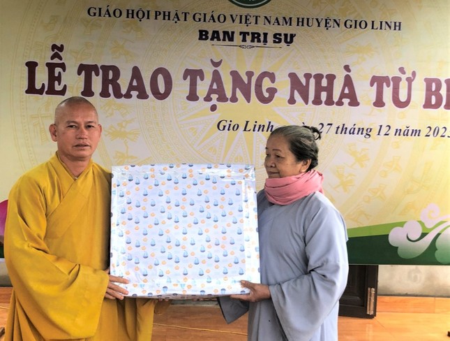 Trao quà chúc mừng bà Trần Thị Tằm có được căn nhà mới để ổn định cuộc sống