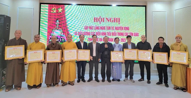 Trao Bằng khen biểu dương các gương điển hình tiêu biểu