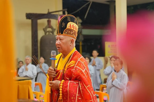 Hòa thượng Thích Minh Chánh niêm hương bạch Phật