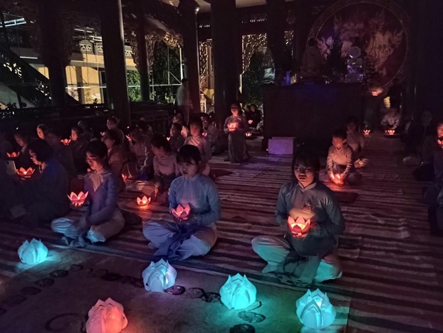 Thắp hoa đăng mừng Khánh đản Đức Phật A Di Đà Thắp hoa đăng mừng Khánh đản Đức Phật A Di Đà