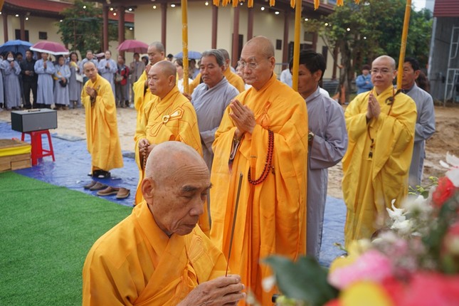 Trưởng lão Hòa thượng Thích Quang Nhuận niêm hương bạch Phật