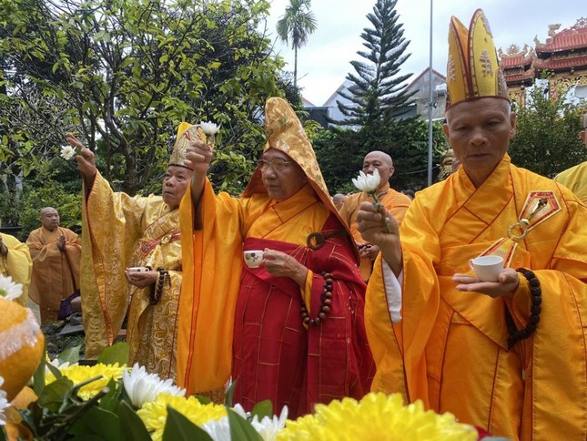 Chư tôn giáo phẩm cử hành nghi thức sái tịnh Chư tôn giáo phẩm cử hành nghi thức sái tịnh