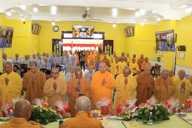 Thượng tọa Thích Minh Thuần thay mặt chư tôn đức Tăng Ni dâng lời chúc tết