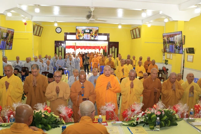 Thượng tọa Thích Minh Thuần thay mặt chư tôn đức Tăng Ni dâng lời chúc tết