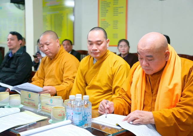 Chư tôn đức theo dõi bản báo cáo tổng kết