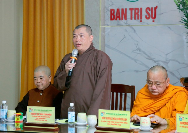 Thượng tọa Thich Tâm Chính, Phó ban Trị sự GHPGVN tỉnh phát biểu đề ra các giải pháp thực hiện nhiệm vụ năm 2024