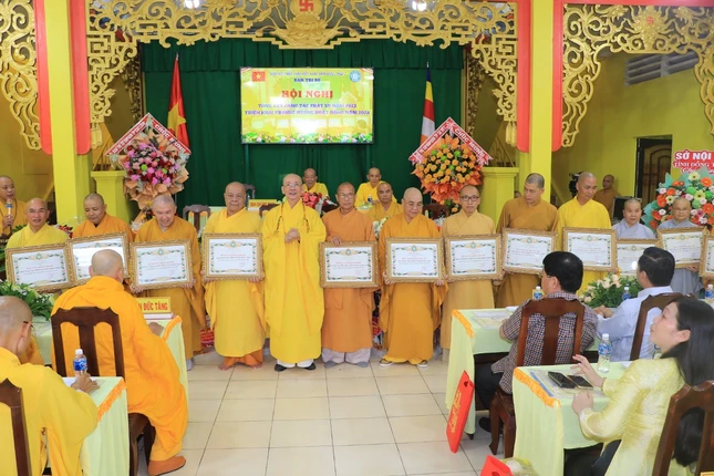 Trao Bằng tuyên dương công đức