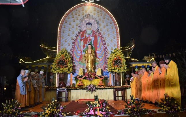 Chư tôn đức Tăng Ni tham dự buổi lễ Chư tôn đức Tăng Ni tham dự buổi lễ