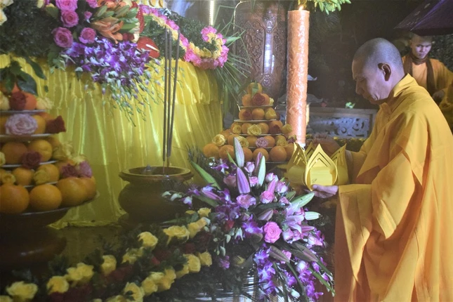 Thượng tọa Thích Huệ Nhẫn đón nhận ánh sáng từ Phật đài Thượng tọa Thích Huệ Nhẫn đón nhận ánh sáng từ Phật đài