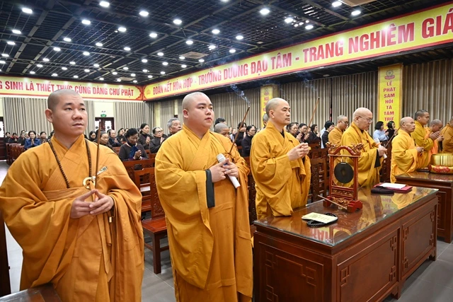 Chư tôn đức niêm hương bạch Phật Chư tôn đức niêm hương bạch Phật