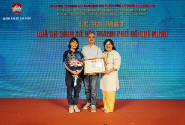 Từ trái qua: Nhà báo Như Danh, Lưu Đình Long, Hạnh Ý, nhóm tác giả của tuyến bài "Tu sĩ trẻ dấn thân" đăng trên tuần báo Giác Ngộ được nhận giải 3 - giải báo chí "Mặt trận Tổ quốc Việt Nam TP.HCM - Vì hạnh phúc của nhân dân" lần 2 - năm 2023