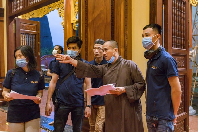 Thượng tọa Thích Tâm Hải, Tổng Biên tập Báo Giác Ngộ trực tiếp chỉ đạo nhóm PV tác nghiệp truyền hình trực tiếp trong một sự kiện quan trọng của Phật giáo