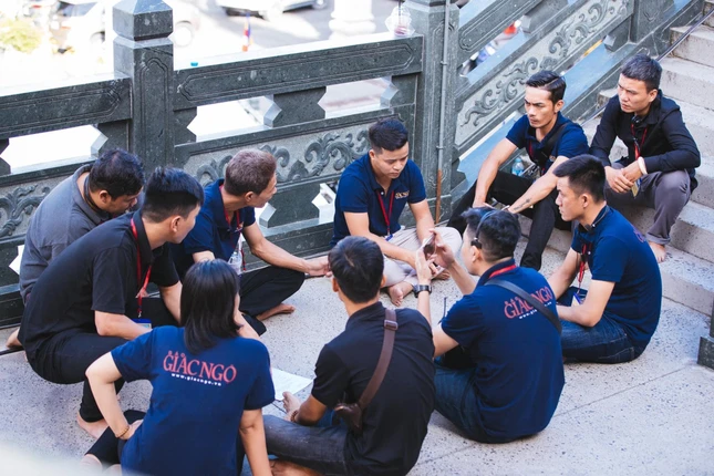 Các phóng viên, cộng tác viên cùng nhau thảo luận trước khi bắt tay tác nghiệp..