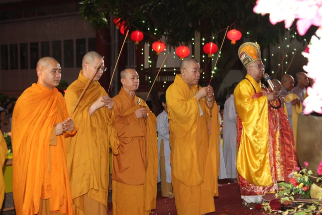 Chư tôn đức niêm hương Chư tôn đức niêm hương