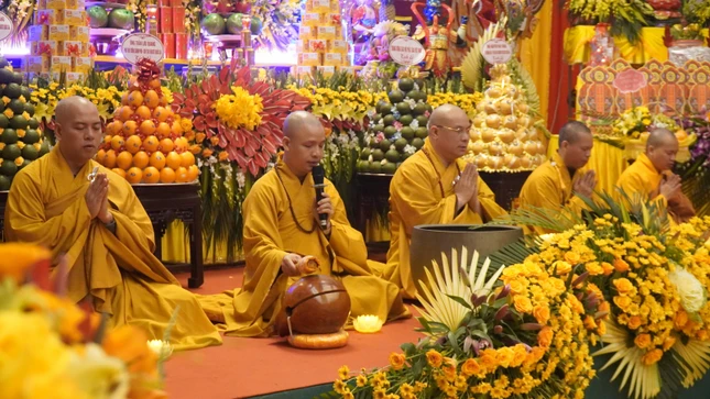 Thượng toạ Thích Minh Quang cùng chư Tăng hướng dẫn đại chúng tụng kinh