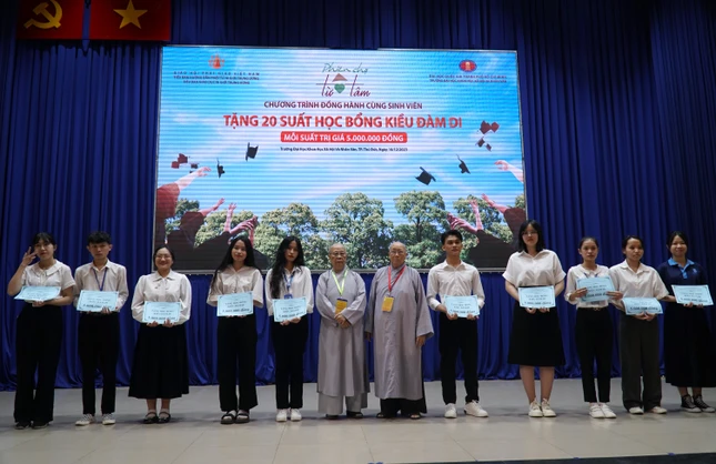 Chư Ni trao học bổng "Đồng hành cùng sinh viên"