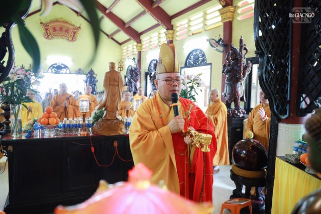 Đại đức Thích Bửu Đăng sám chủ buổi lễ