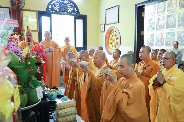 Môn đồ pháp quyến dâng phạn thực cúng dường Giác linh Hòa thượng Môn đồ pháp quyến dâng phạn thực cúng dường Giác linh Hòa thượng