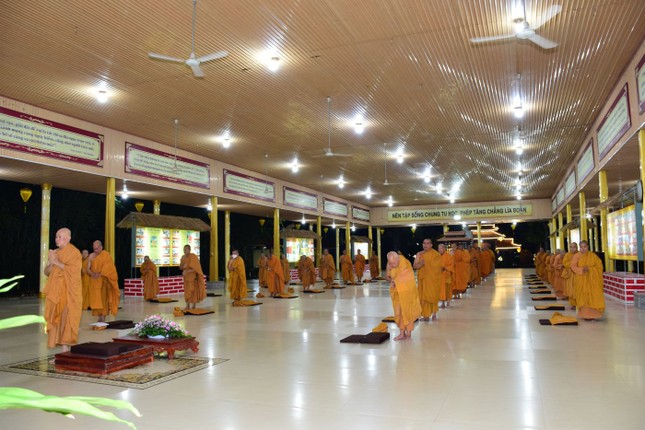 Chư Tăng Ni đảnh lễ Tam bảo