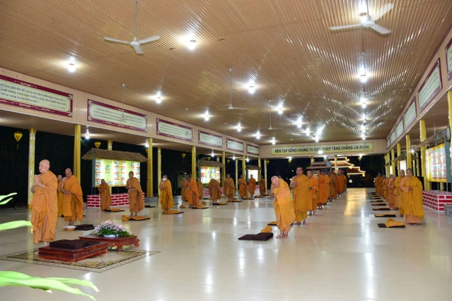 Chư Tăng Ni đảnh lễ Tam bảo