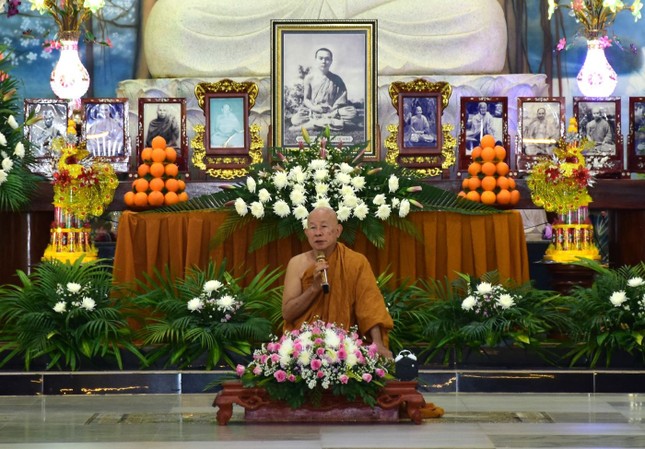 Hòa thượng Giác Điệp sách tấn hành giả