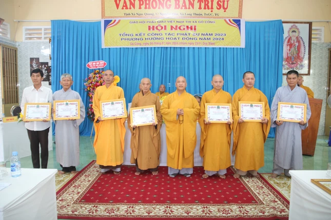 Trao Bằng công đức đến tập thể, cá nhân tiêu biểu Trao Bằng công đức đến tập thể, cá nhân tiêu biểu