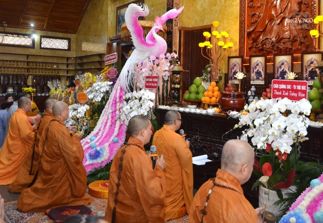 Cung tiến Giác linh cố Hòa thượng