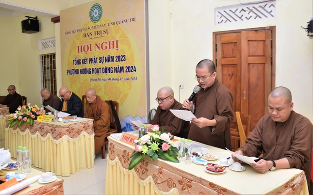 Đại đức Thích Viên Thành báo cáo tổng kết Phật sự