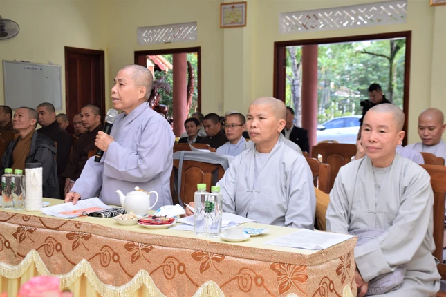 Chư Ni phát biểu đóng góp ý kiến tại hội nghị
