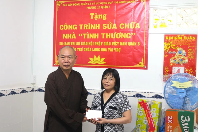 Thượng tọa Thích Huệ Công trao quà