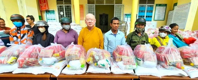 Hòa thượng Thích Duy Trấn trực tiếp thăm, tặng quà đến bà con - Ảnh: Minh Lương