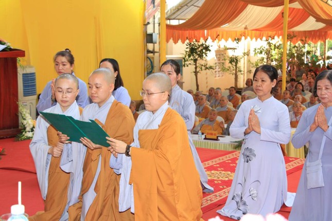 Sư cô Thích nữ Viên Phước dâng lời phát nguyện