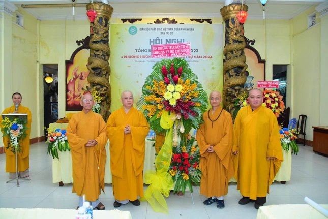 Ban Thường trực Ban Trị sự GHPGVN TP.HCM tặng lẵng hoa chúc mừng