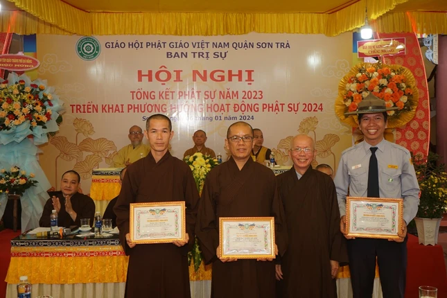 Trao Bằng tuyên dương công đức đến tập thể xuất sắc