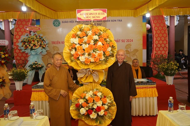 Ban Trị sự GHPGVN TP.Đà Nẵng tặng hoa chúc mừng