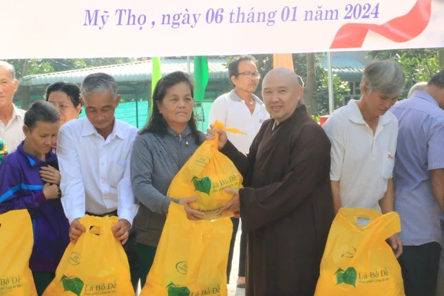 Thượng tọa Thích Chơn Trí trao quà đến bà con nghèo Thượng tọa Thích Chơn Trí trao quà đến bà con nghèo
