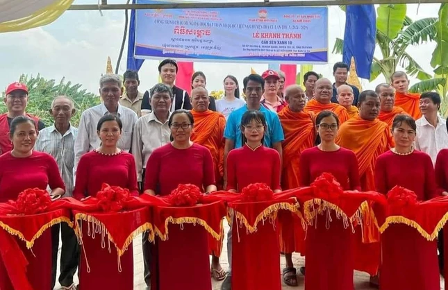 Cắt băng khánh thành cầu Sen Xanh 10 tại ấp Trà Tro B, X.Hàm Giang, H.Trà Cú, Trà Vinh Cắt băng khánh thành cầu Sen Xanh 10 tại ấp Trà Tro B, X.Hàm Giang, H.Trà Cú, Trà Vinh