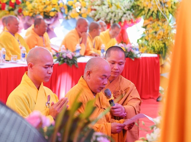 Thượng tọa Thích Phương Đạt dâng lời phát nguyện sau khi nhận quyết định bổ nhiệm trụ trì chùa Linh Sơn Đại Phúc