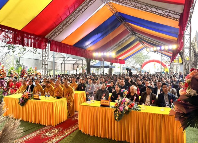 Chư tôn đức, đại biểu chính quyền và đông đảo Phật tử tham dự lễ
