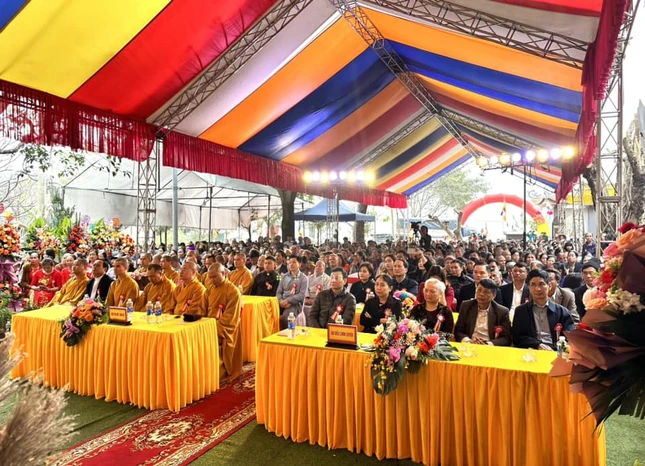 Chư tôn đức, đại biểu chính quyền và đông đảo Phật tử tham dự lễ