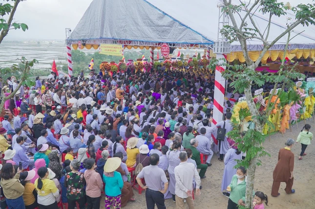Đông đảo Phật tử về chùa dự lễ