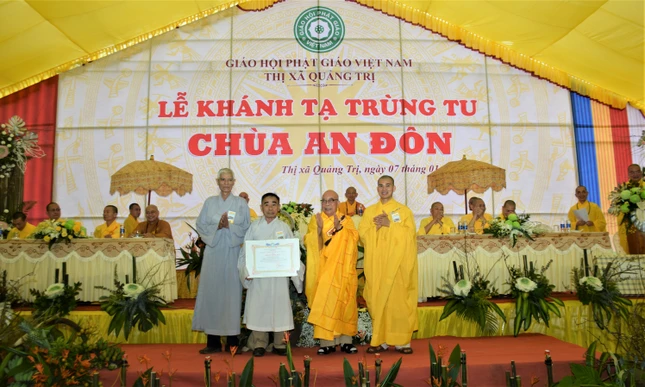 Trao Bằng tuyên dương công đức đến đạo tràn chùa An Đôn