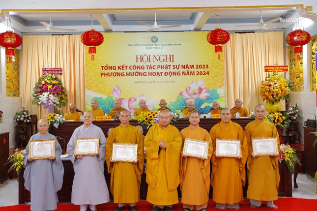 Thượng tọa Thích Trung Nguyện, Phó Thư ký kiêm Chánh Văn phòng Ban Trị sự Phật giáo TP.HCM tặng Bằng công đức đến các cá nhân xuất sắc