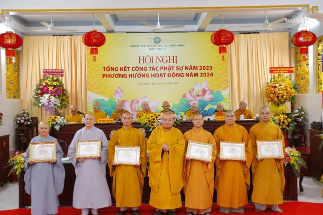 Thượng tọa Thích Trung Nguyện, Phó Thư ký kiêm Chánh Văn phòng Ban Trị sự Phật giáo TP.HCM tặng Bằng công đức đến các cá nhân xuất sắc